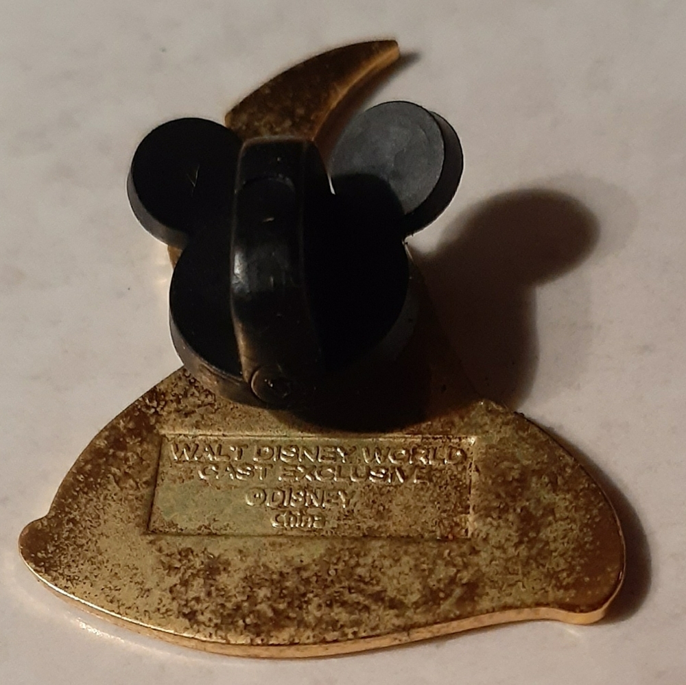 Peter Pan Hatbox Pin-Cast Exclusive-2002 - Picture 5 of 6